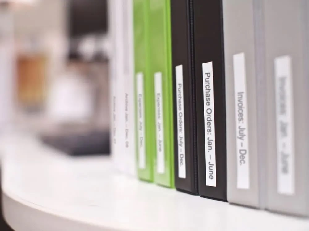 Dymo D1 labeltape 9mm, blå på hvid