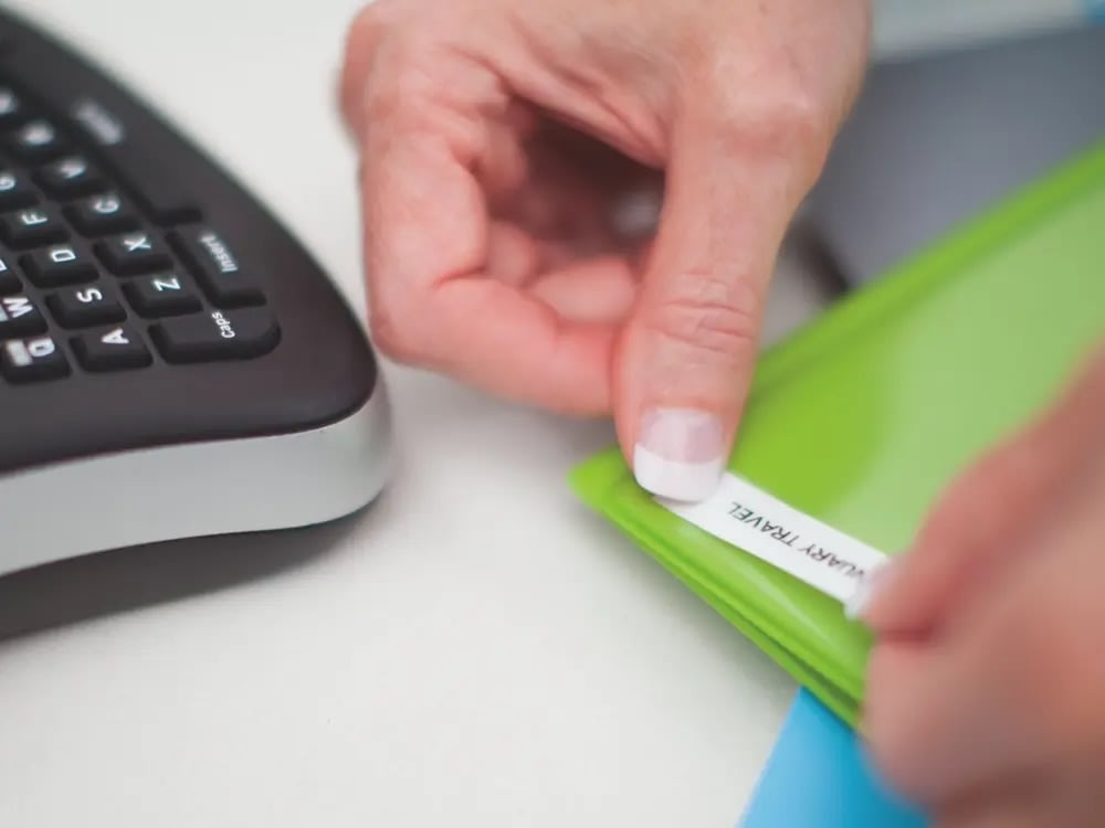 Dymo D1 labeltape 19mm, sort på klar