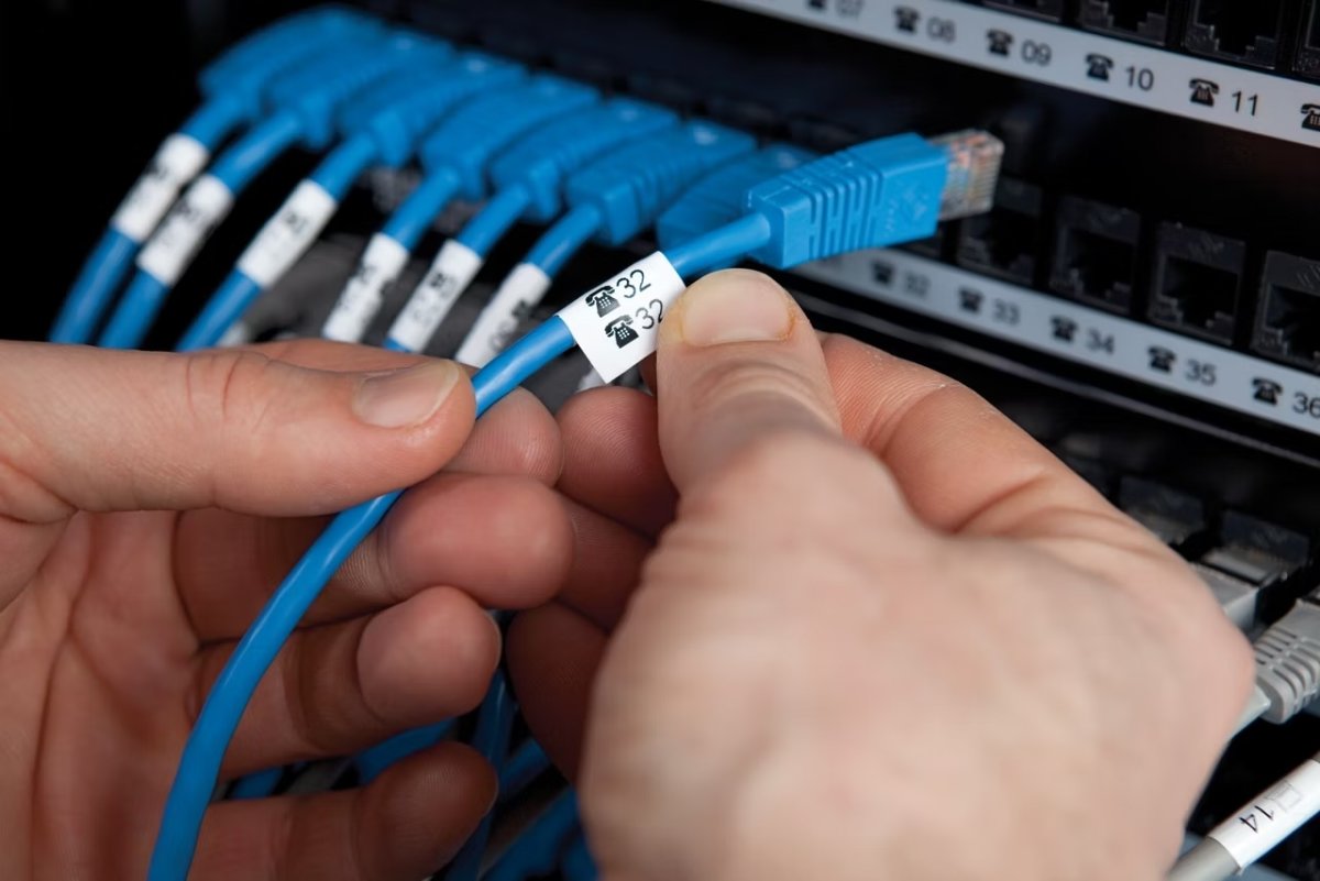 Dymo Rhino fleksibelt tape 19mm, sort på hvid