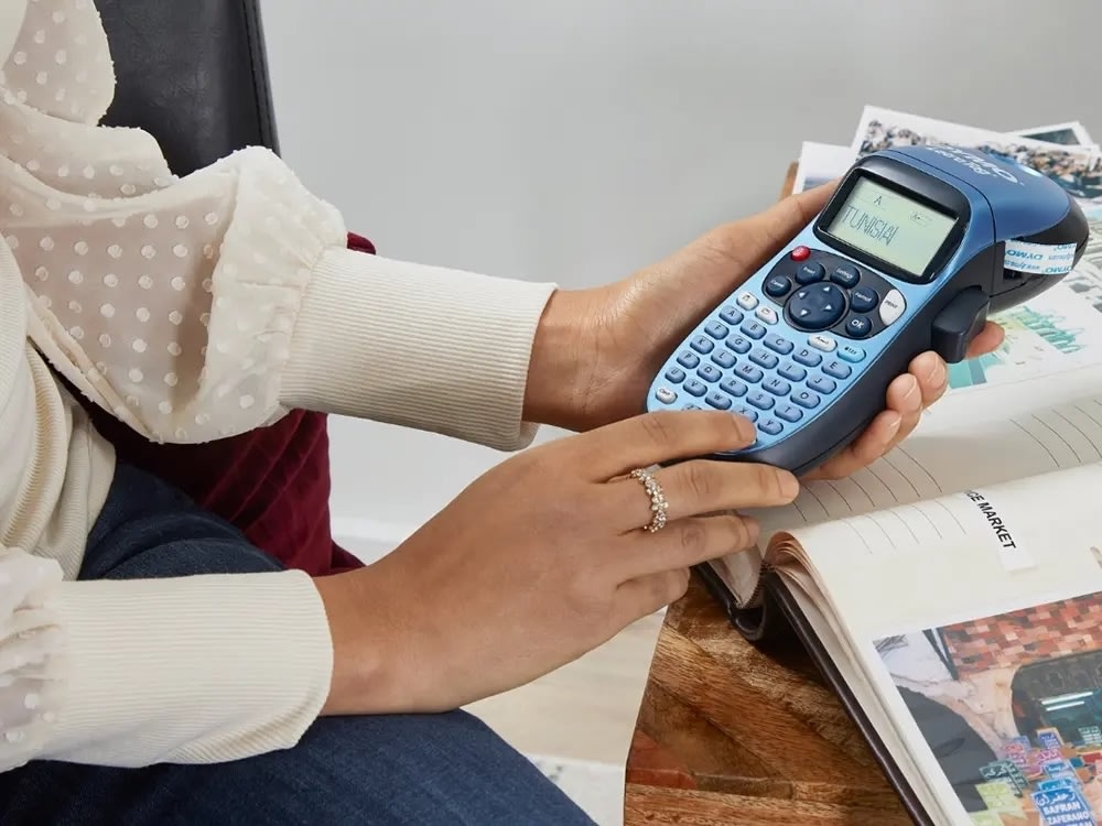 Dymo Letratag labeltape, stryg, 12mm, sort på hvid