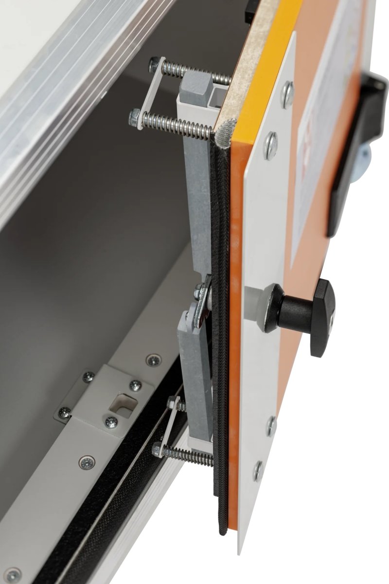 Batteriopbevaringsskab 230V m/fødder, 66x80x62 cm.