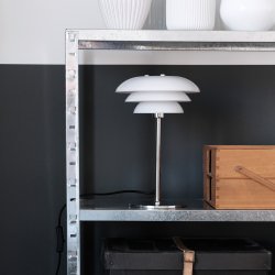 Dyberg Larsen DL20 Bordlampe, opal/krom