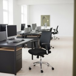 Trento kontorstol, sort stof sæde og ryg