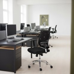 Trento kontorstol, sort stof sæde og netryg