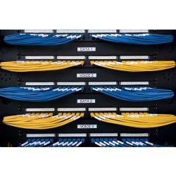 Dymo Rhino Vinyltape 12mm, hvid på rød