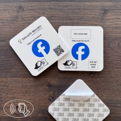Skilt m/chip selvklæb kvadrat, eget logo, Facebook