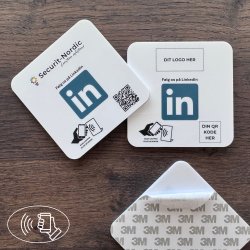 Skilt m/chip selvklæb kvadrat, eget logo, LinkedIn