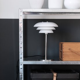Dyberg Larsen DL20 Bordlampe, opal/krom